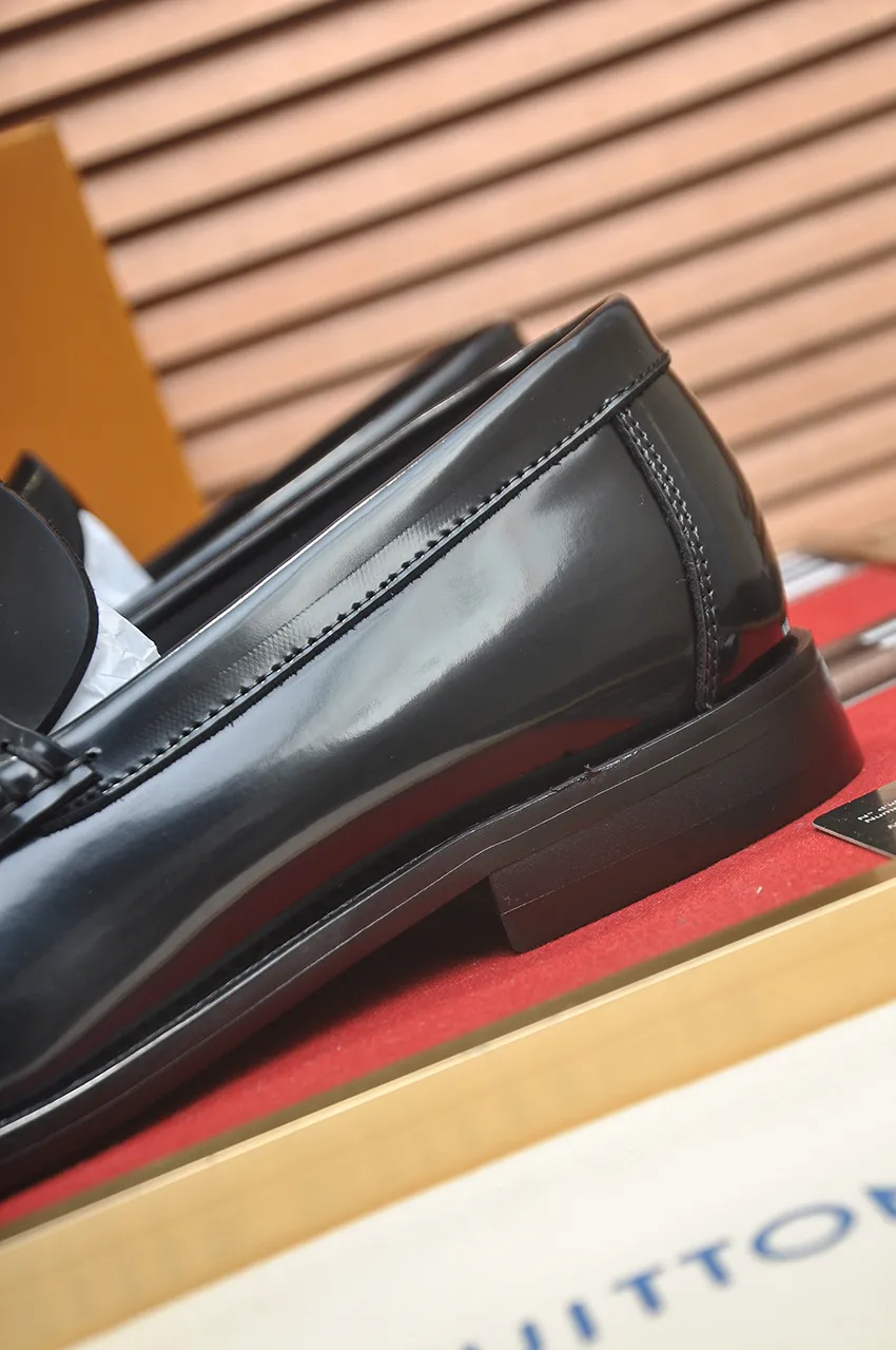 Men's men's shoes 💰560💶 [LV] (original single cowhide lining) 🍀LV's latest genuine leather business suit shoes are launched simultaneously on the official website. The first-layer cowhide imported from Italy is made of heavy gold, 💥1:1 rubber outsole from the official website. Versatile to wear, high-end without losing class, and the color combination is extraordinary. This four-season style is alluring when worn on your feet, showing off your big-name flair. Standard code 38-44 (45 customized)